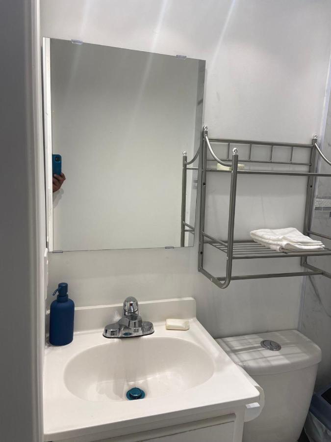 Budget Quad Room With En Suite Bathroom 36B Toronto Eksteriør billede